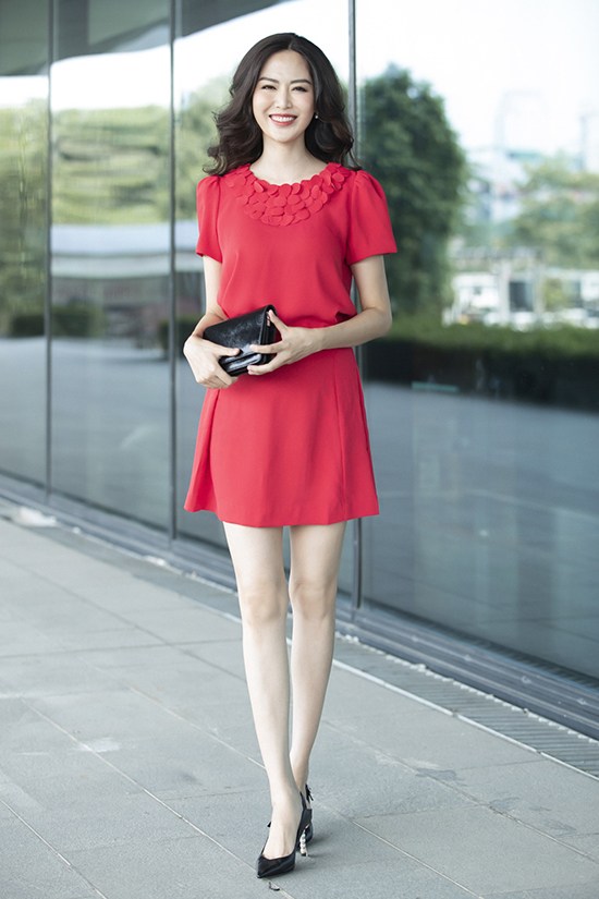 Những kiểu váy hợp mốt mùa thu được Hoa hậu Thu Thủy gợi ý chọn đồ tôn nét trẻ trung  ở lứa tuổi 42