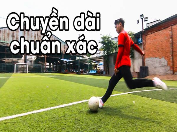 Học hỏi cách chuyền bóng dài chính xác trong bóng đá