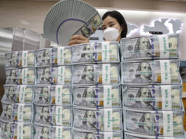 Mơ thấy tiền đô là điềm báo gì?