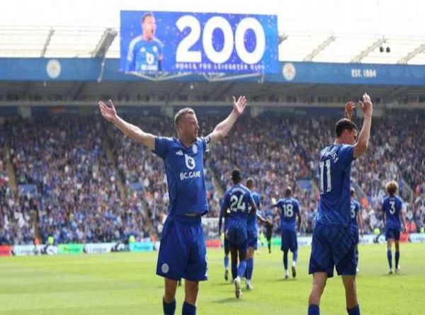 Tin bóng đá: Jamie Vardy ghi bàn thứ 200 cho Leicester