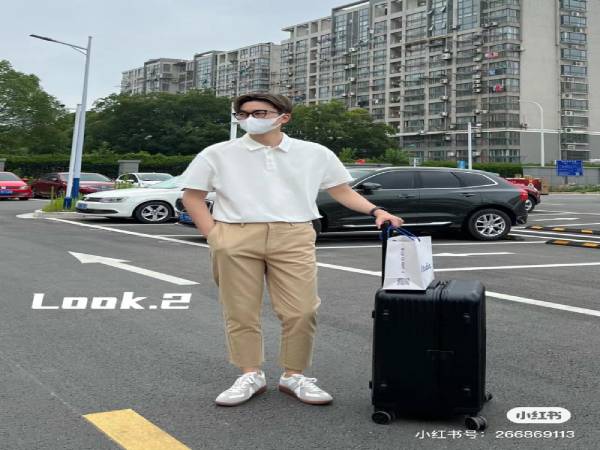 Phối với áo polo – Thanh lịch mà không quá trang trọng