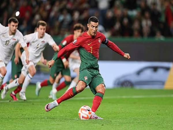 Ronaldo thuận chân nào?